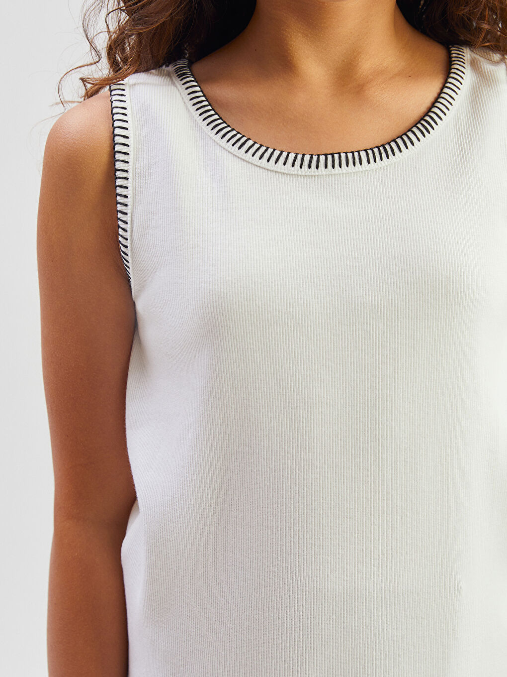 قميص داخلي بلا كم برقبة مدورة للبنات-2