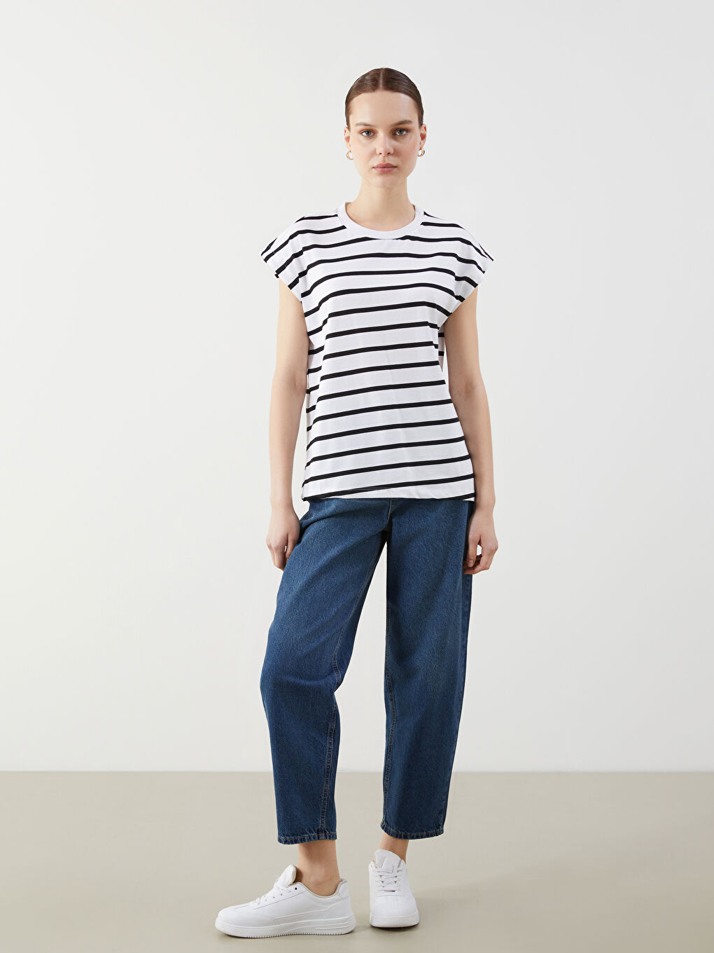 تیشێرت ڕه‌ش ئافرەت -S5O387Z8-LEG