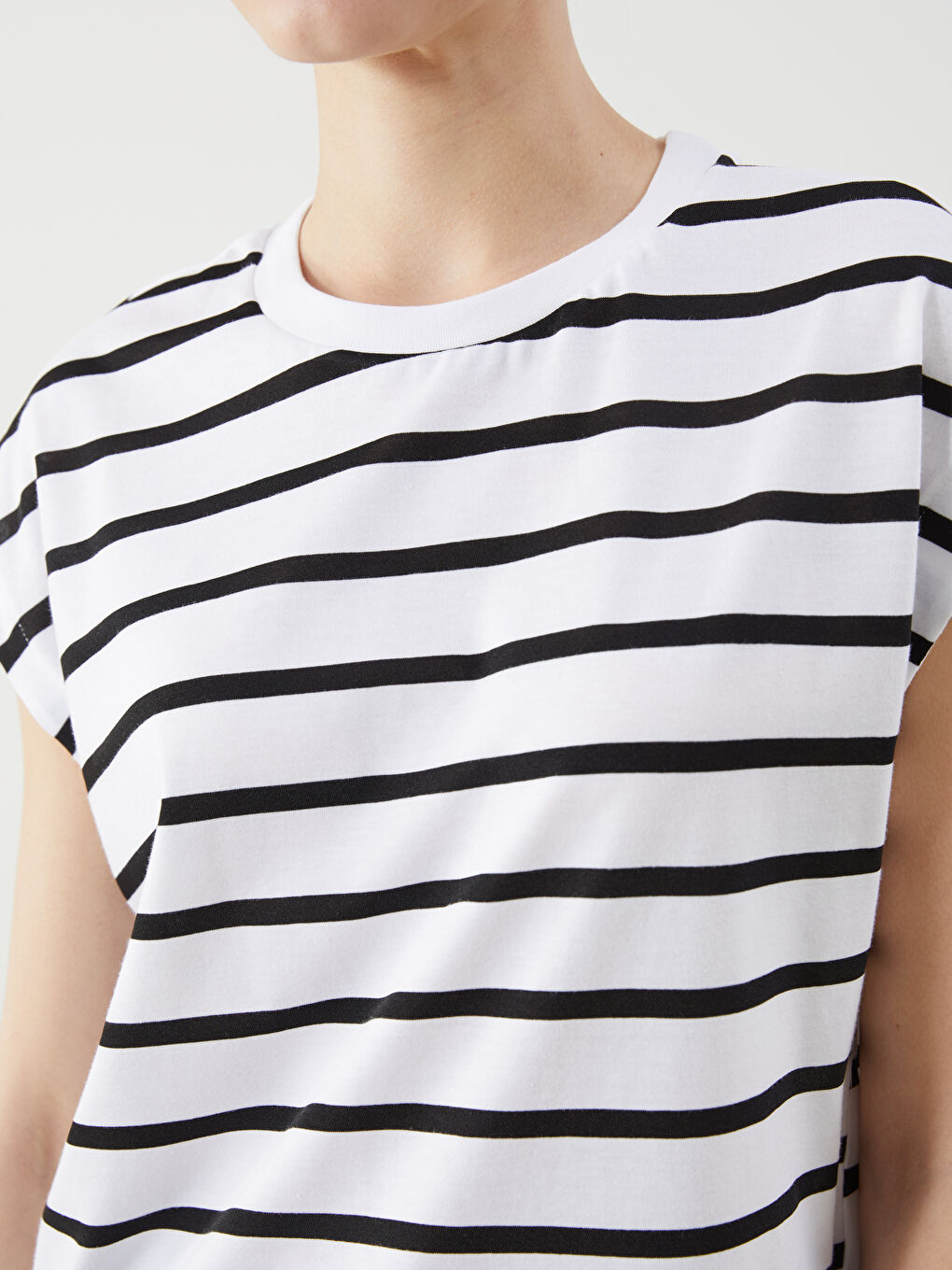 تیشێرت ڕه‌ش ئافرەت -S5O387Z8-LEG