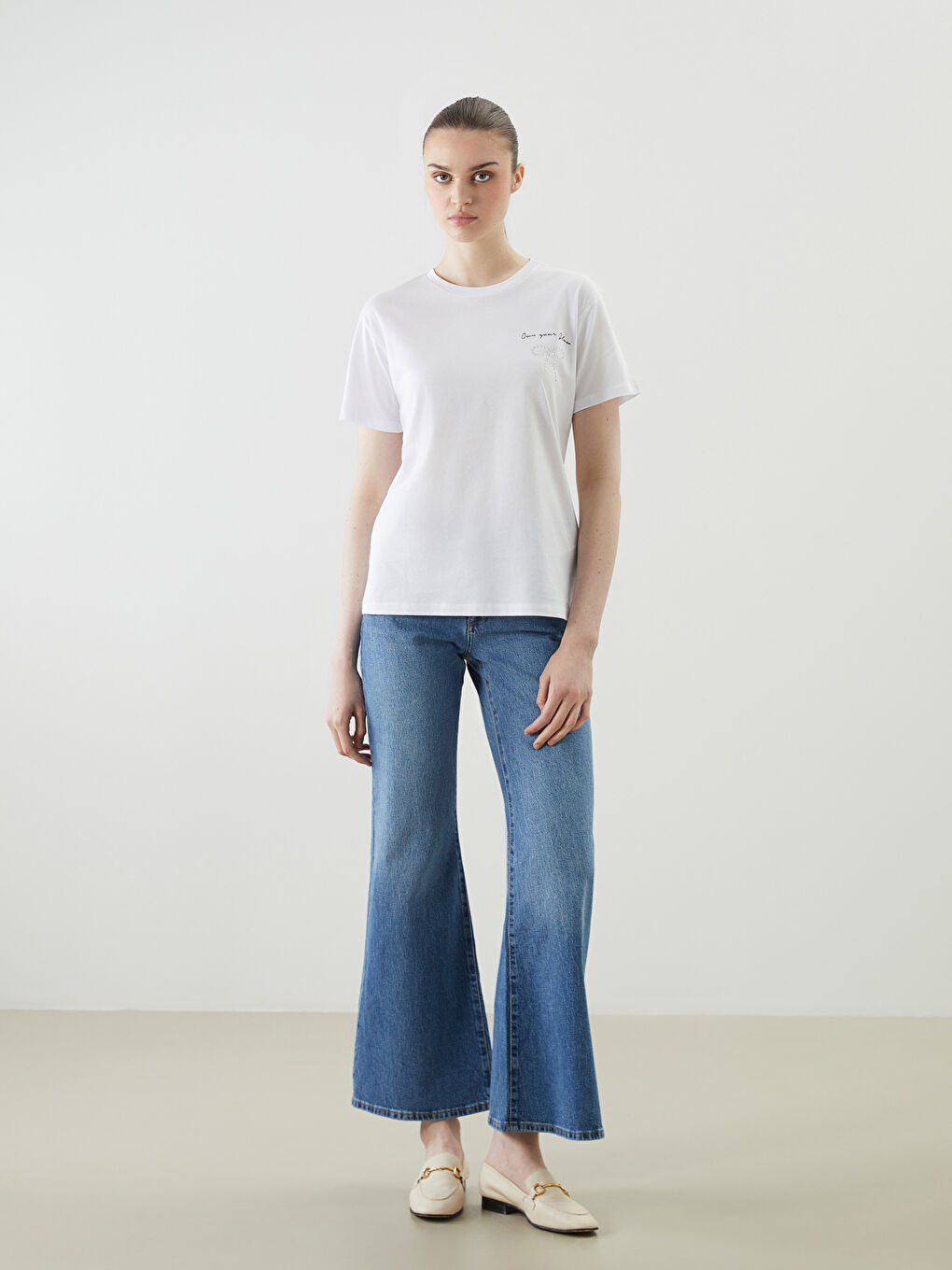 Beyaz Bisiklet Yaka Taşlı Kadın Tişört-1