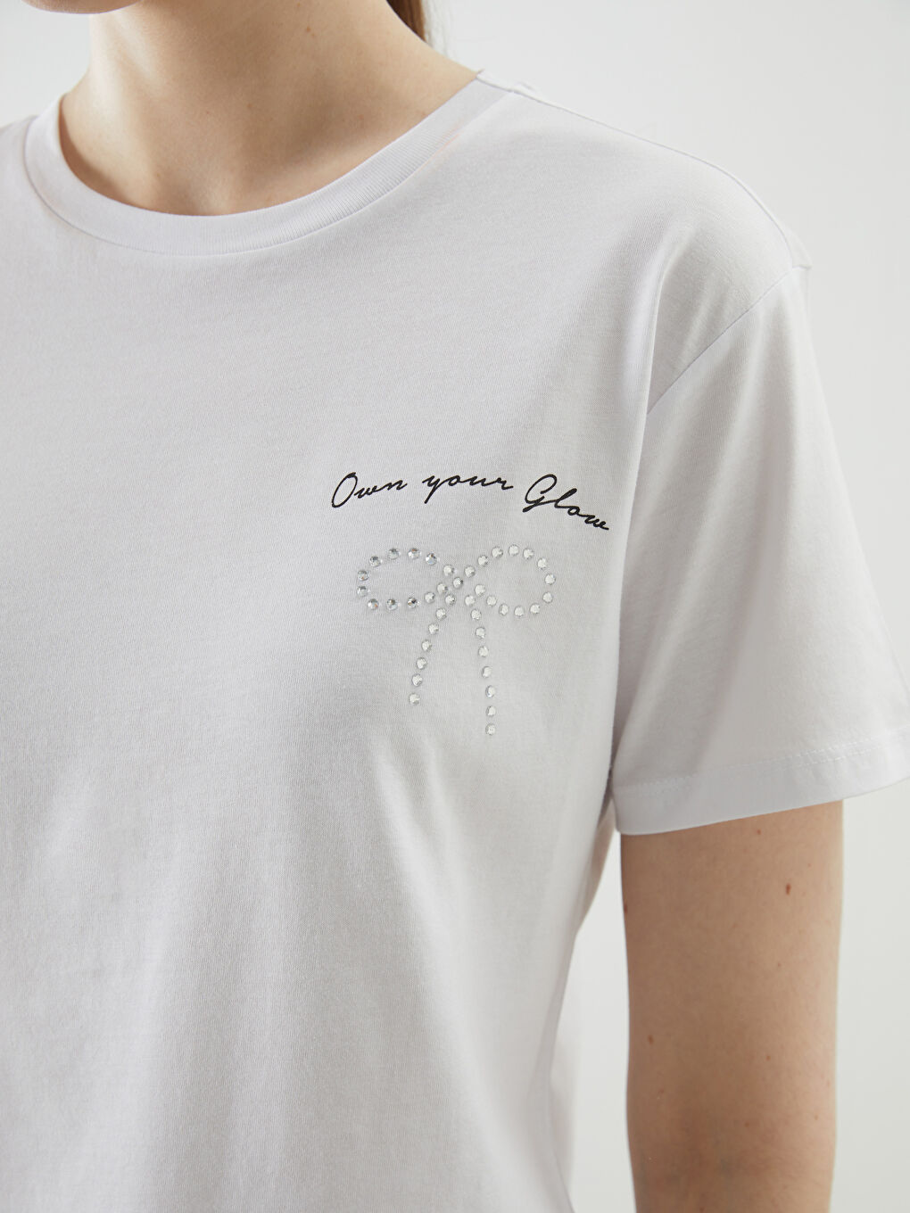 Beyaz Bisiklet Yaka Taşlı Kadın Tişört-2