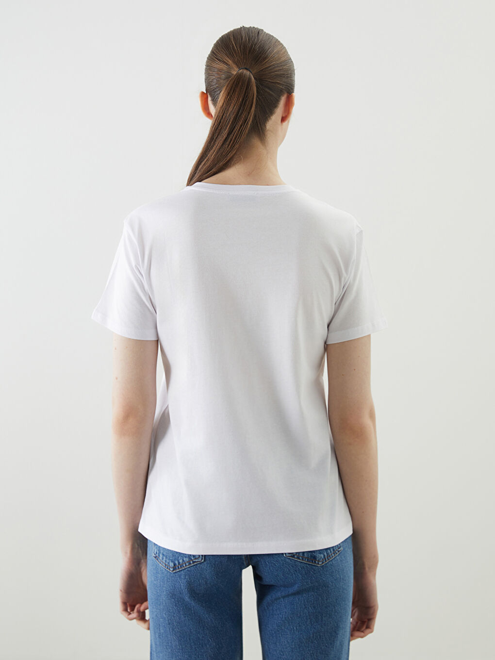 Beyaz Bisiklet Yaka Taşlı Kadın Tişört-3