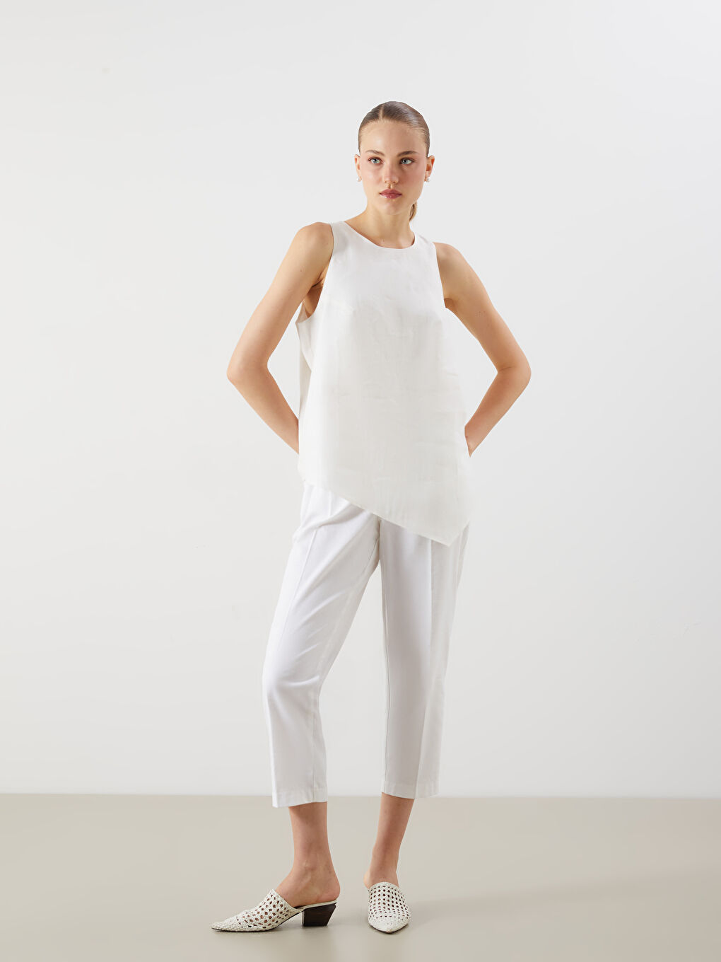 Ekru Bisiklet Yaka Keten Karışımlı Asimetrik Kesim Bluz-1