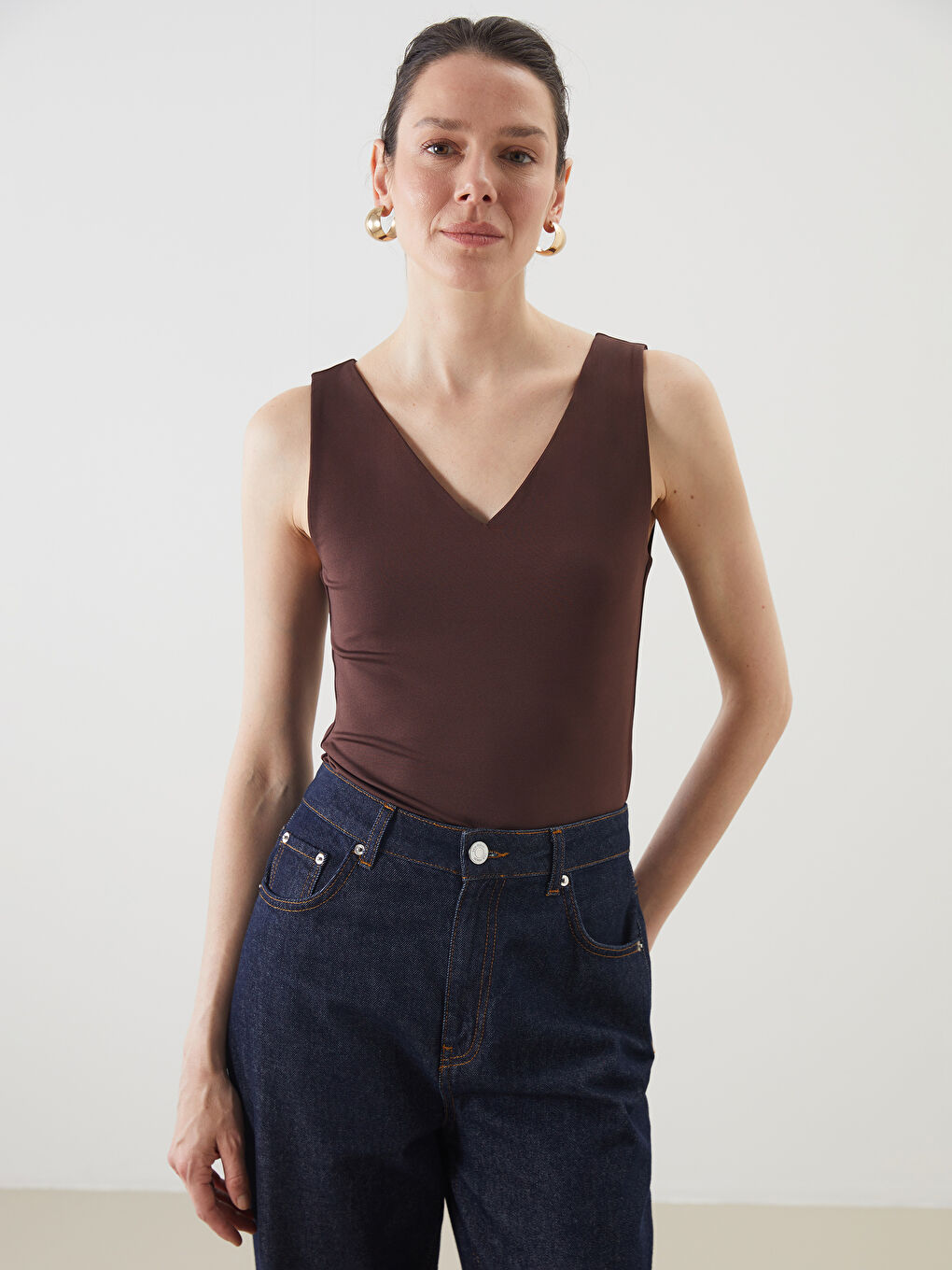 Kahverengi V Yaka Kadın Atlet