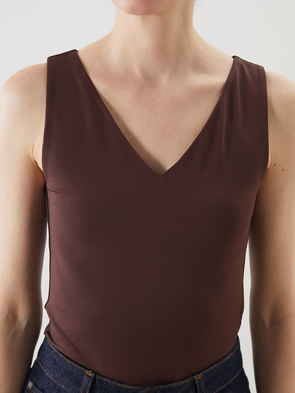 Kahverengi V Yaka Kadın Atlet-2