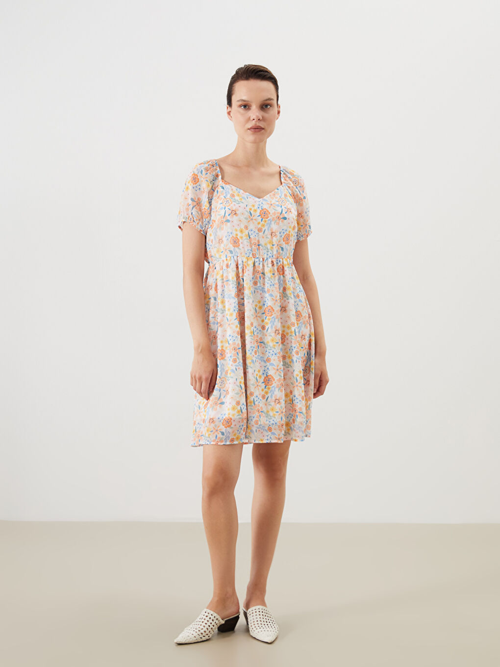 Sarı Kalp Yaka Çiçekli Balon Kollu Elbise-1