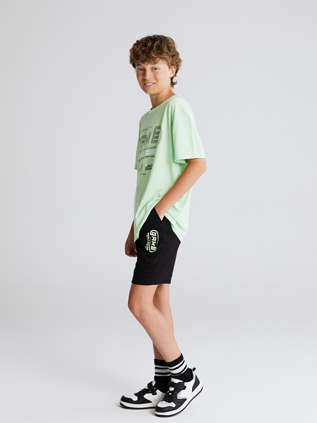 LCW Kids تی‌شێرت و شۆرت یه‌خه‌ خڕ بۆ کوڕان -S5OB21Z4-FUQ
