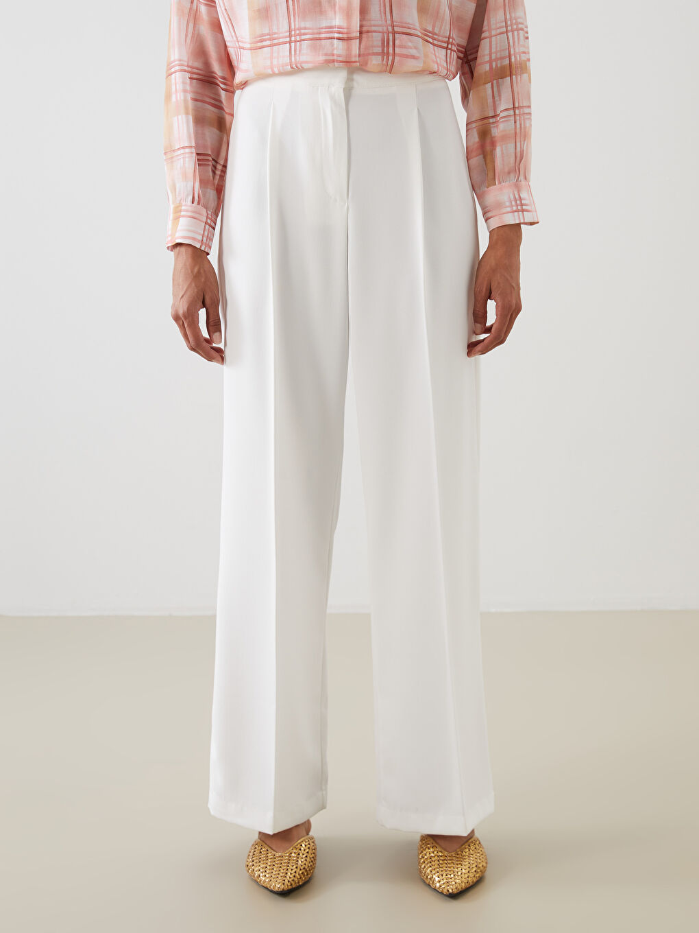 Beyaz Geniş Paça Pileli Kadın Pantolon-1