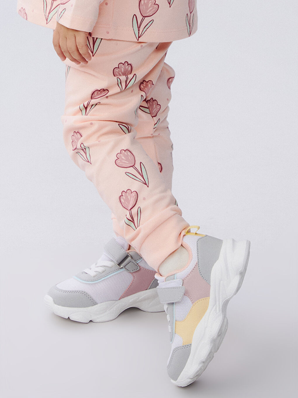 سنيكرز ديال بنات صغار بالليص و الفيلكرو-1