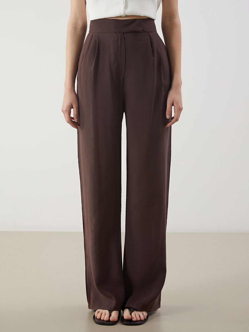 Kahverengi Standart Fit Kadın Pileli Pantolon-1