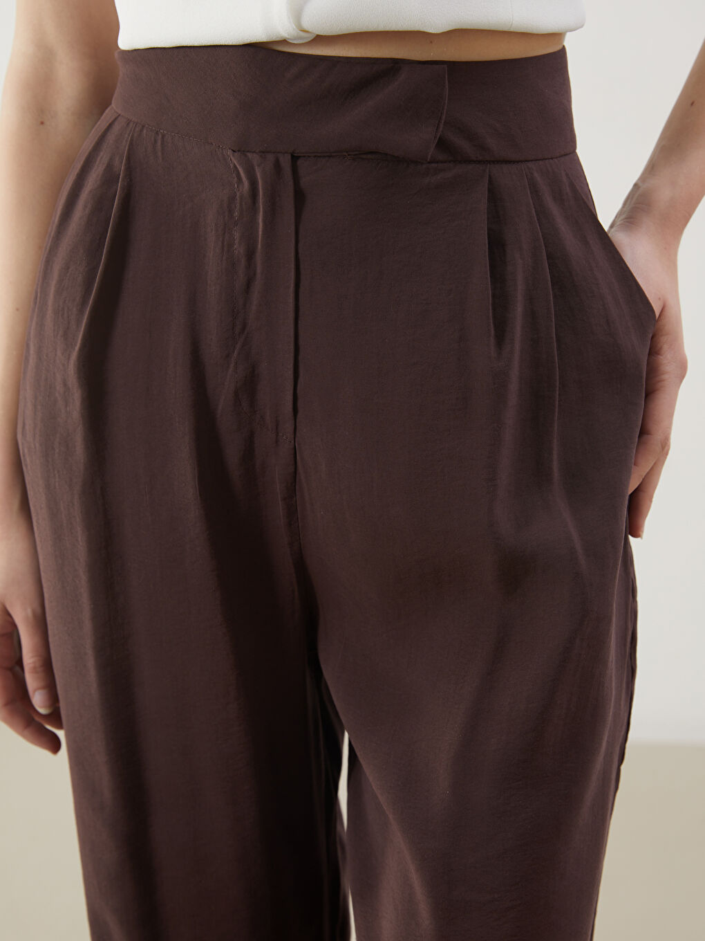 Kahverengi Standart Fit Kadın Pileli Pantolon-2