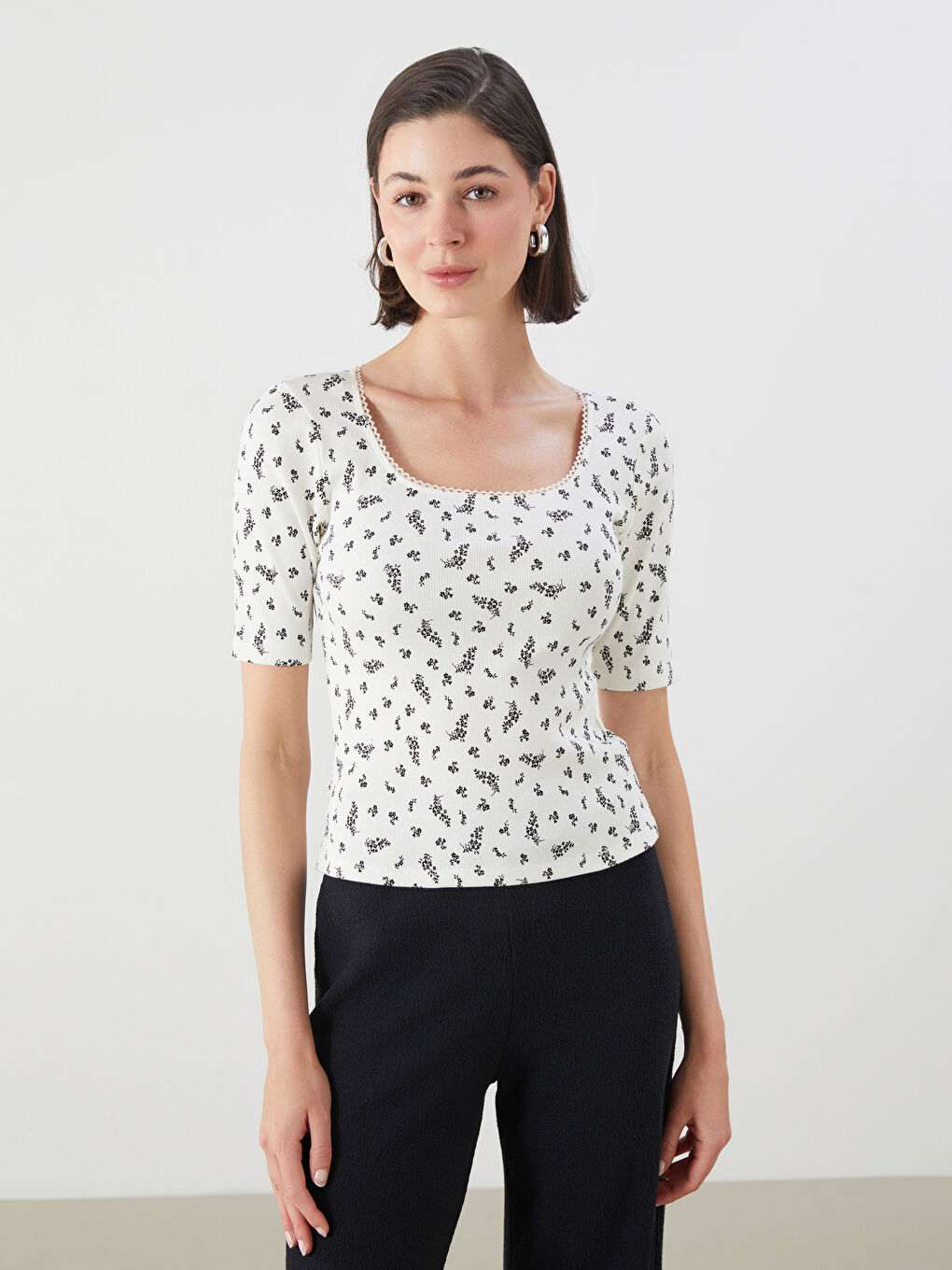 Ekru U Yaka Çiçekli Kadın Body