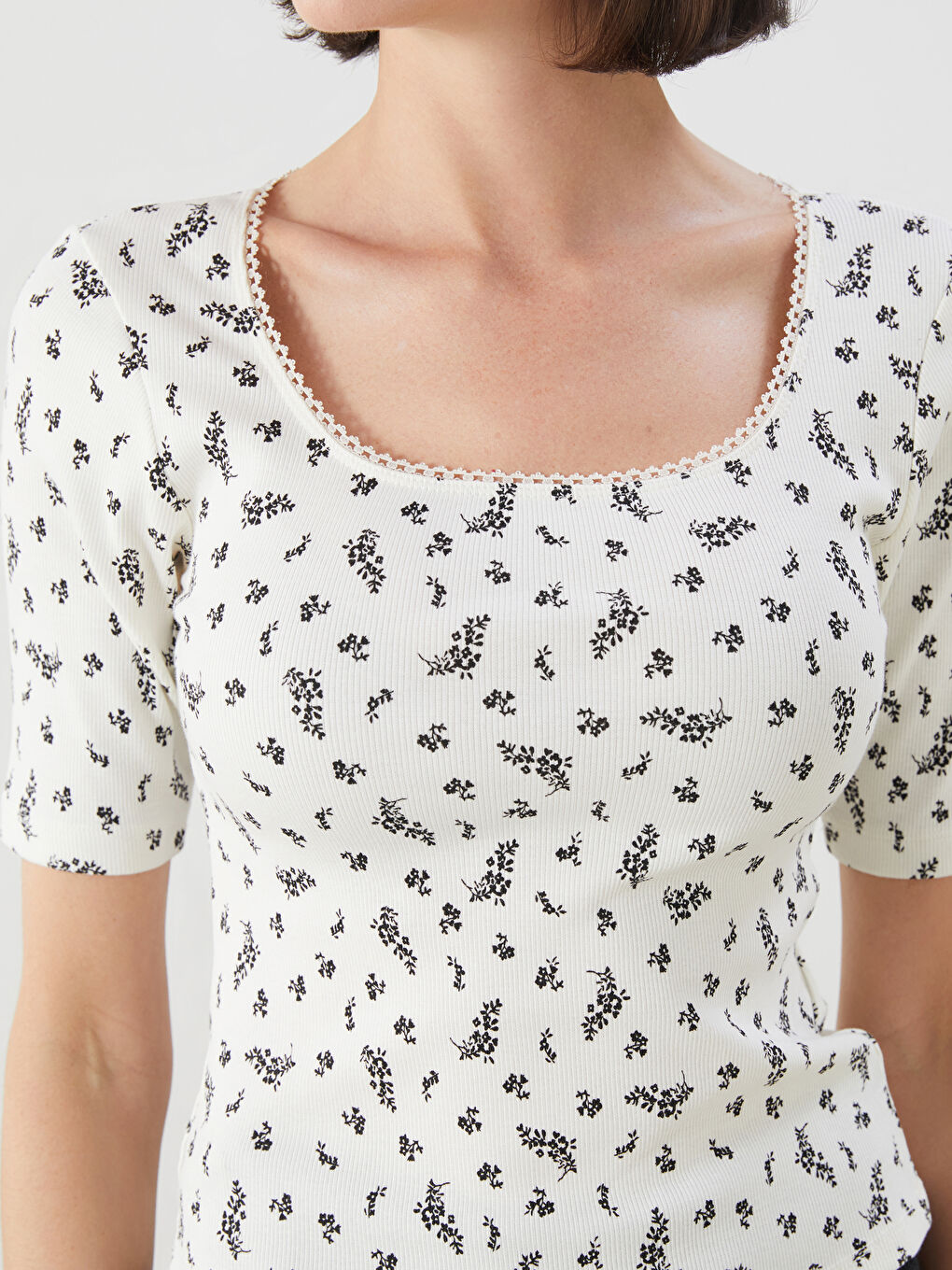 Ekru U Yaka Çiçekli Kadın Body-2
