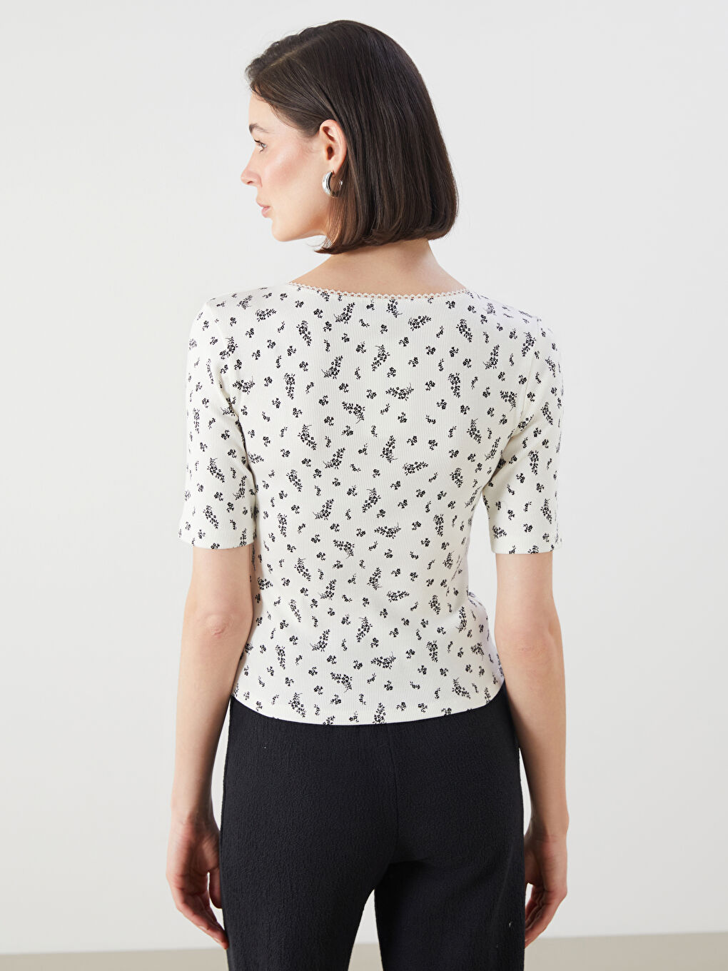 Ekru U Yaka Çiçekli Kadın Body-3