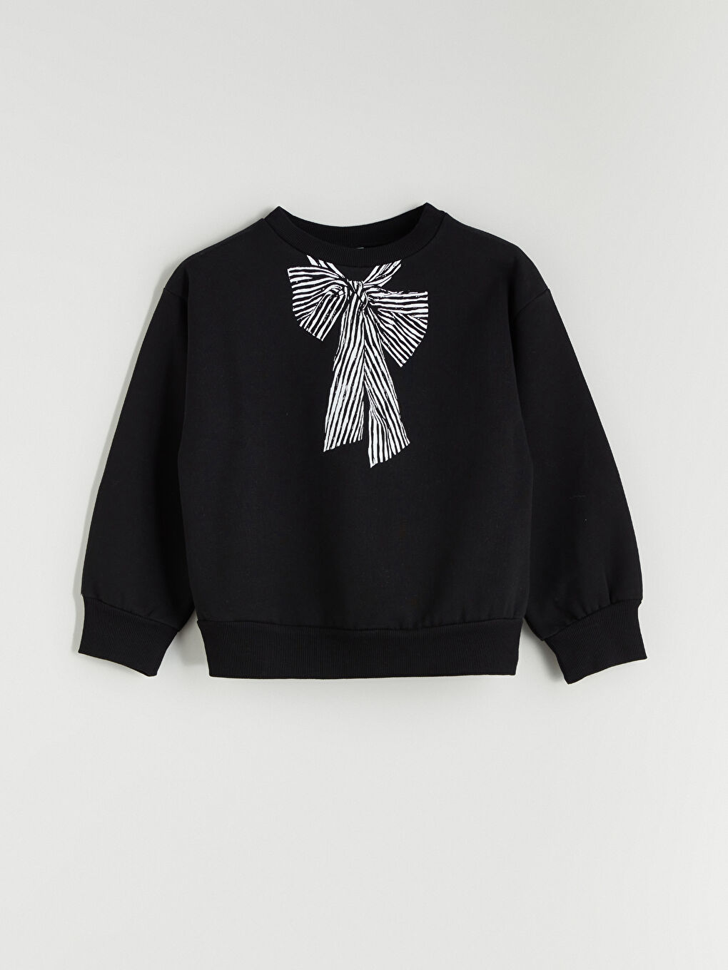 سويتشيرت بنات مطبوع بكول مدور و فيونكة