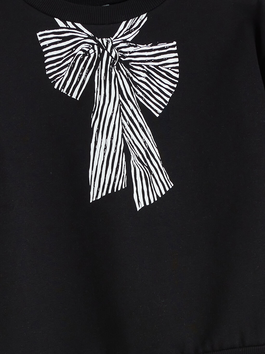 سويتشيرت بنات مطبوع بكول مدور و فيونكة-1