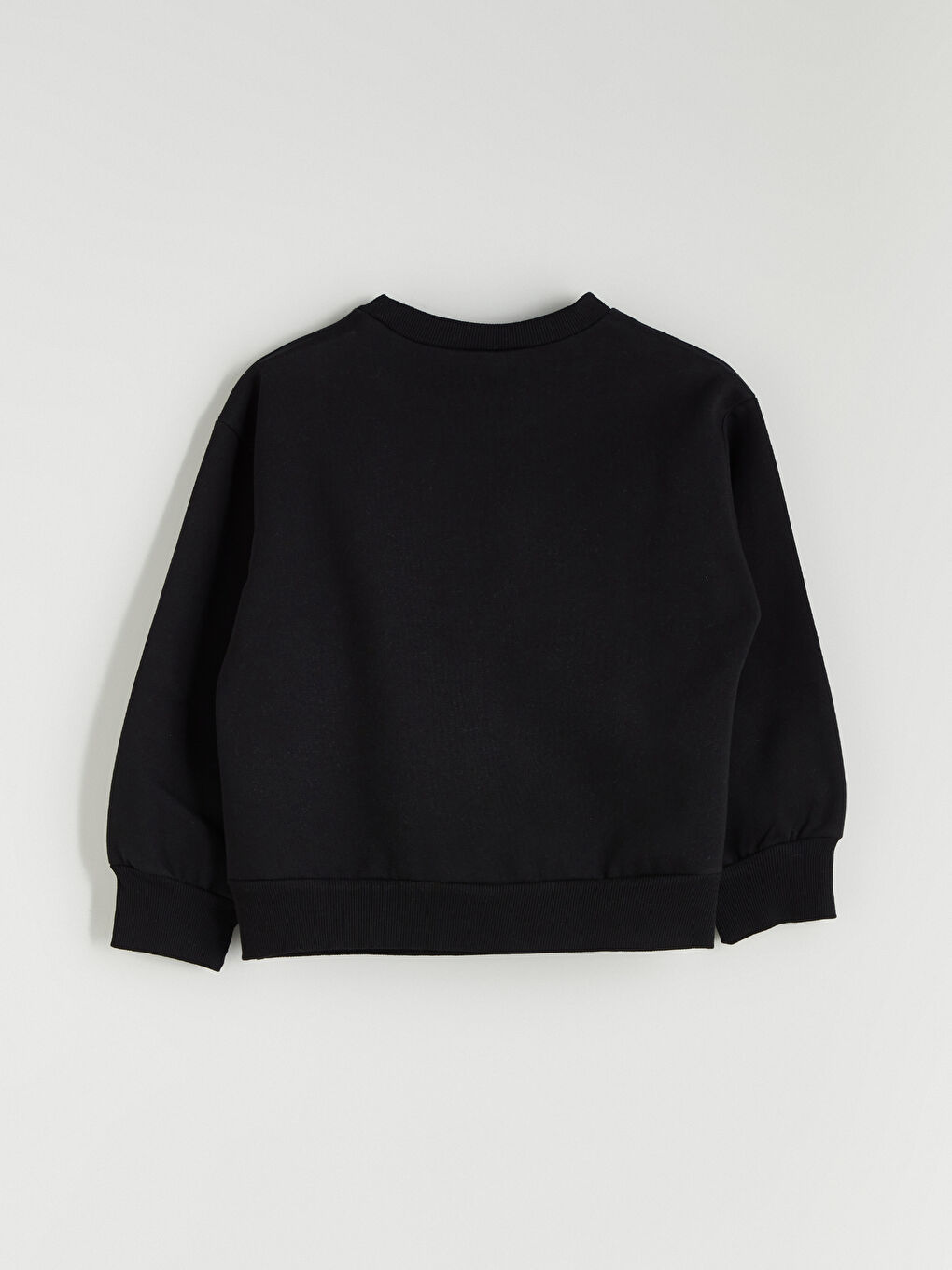 سويتشيرت بنات مطبوع بكول مدور و فيونكة-2