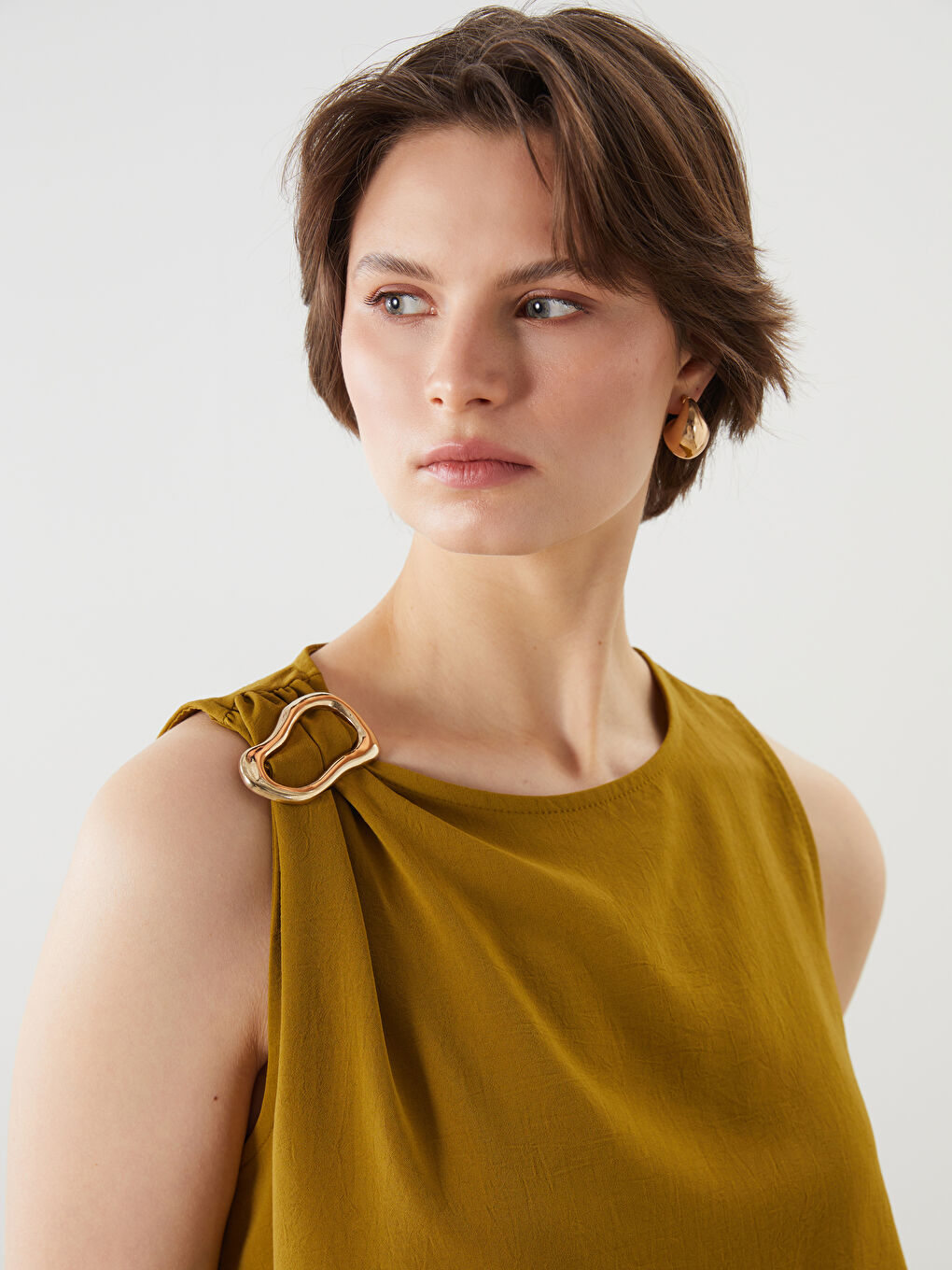 LCWAIKIKI Classic Bluza s okruglim izrezom i detaljem aplikacije -S5OF56Z8-QYS