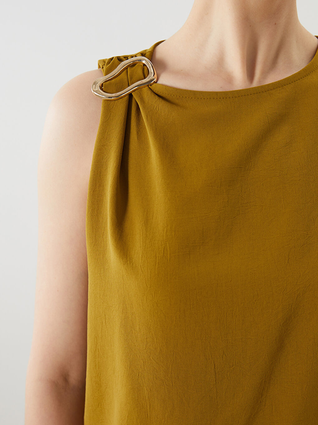 LCWAIKIKI Classic Bluza s okruglim izrezom i detaljem aplikacije -S5OF56Z8-QYS