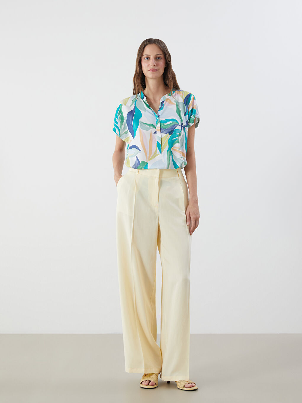 LCWAIKIKI Classic Kerbausschnitt Blumige Bluse -S5OI08Z8-LQQ