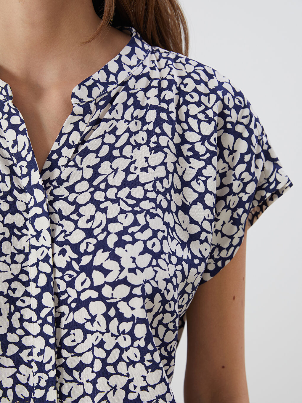 LCWAIKIKI Classic Notch Neck Floral Blouse -S5OI08Z8-LSJ