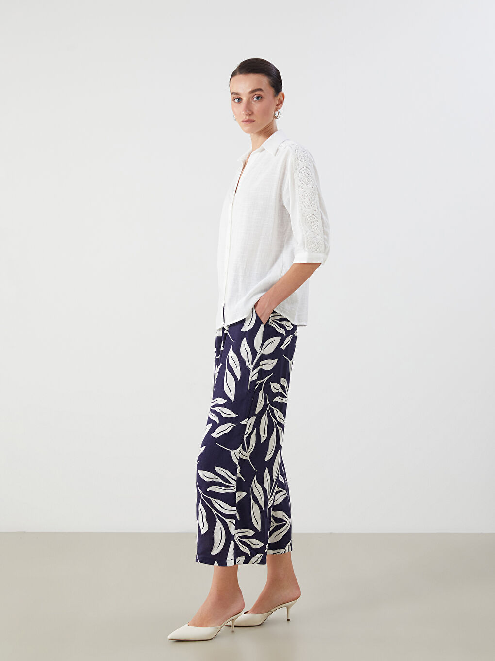 LCWAIKIKI Classic Kapri pantalone sa elastičnim strukom i cvetnim dezenom za žene -S5OI10Z8-LS3