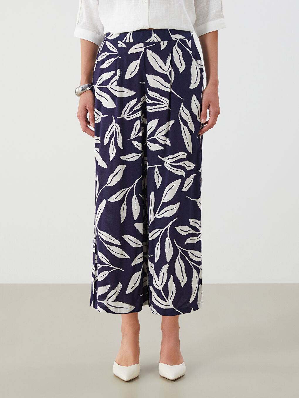 LCWAIKIKI Classic Kapri pantalone sa elastičnim strukom i cvetnim dezenom za žene -S5OI10Z8-LS3