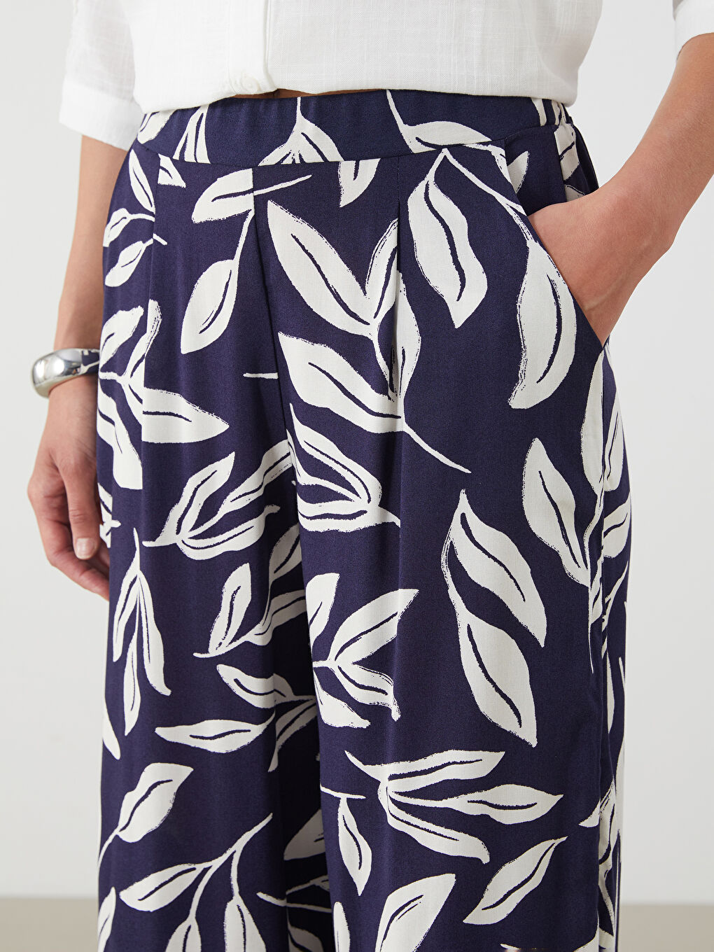 LCWAIKIKI Classic Kapri pantalone sa elastičnim strukom i cvetnim dezenom za žene -S5OI10Z8-LS3