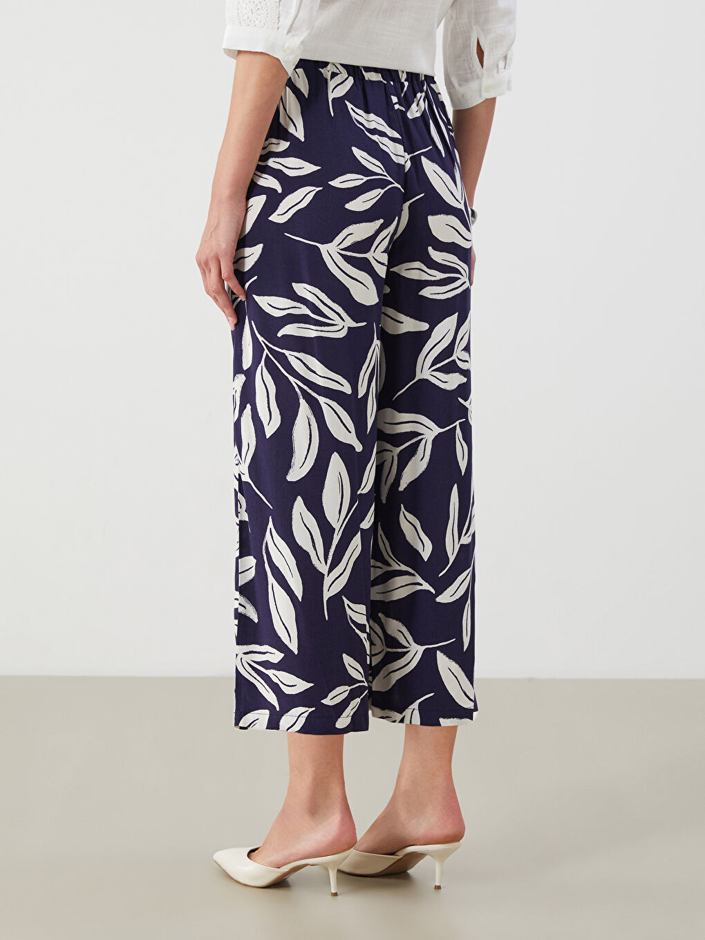 LCWAIKIKI Classic Kapri pantalone sa elastičnim strukom i cvetnim dezenom za žene -S5OI10Z8-LS3