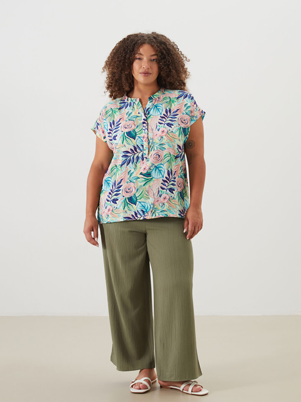 LCWAIKIKI Classic Notch Neck Floral Blouse -S5OI11Z8-F9C