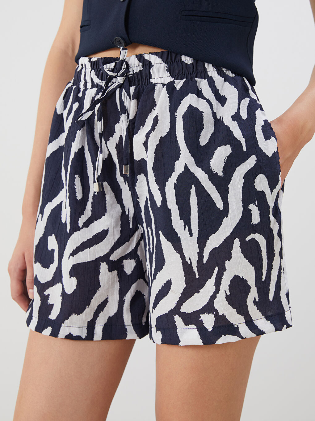 Mavi Beli Lastikli Desenli Kadın Şort-2