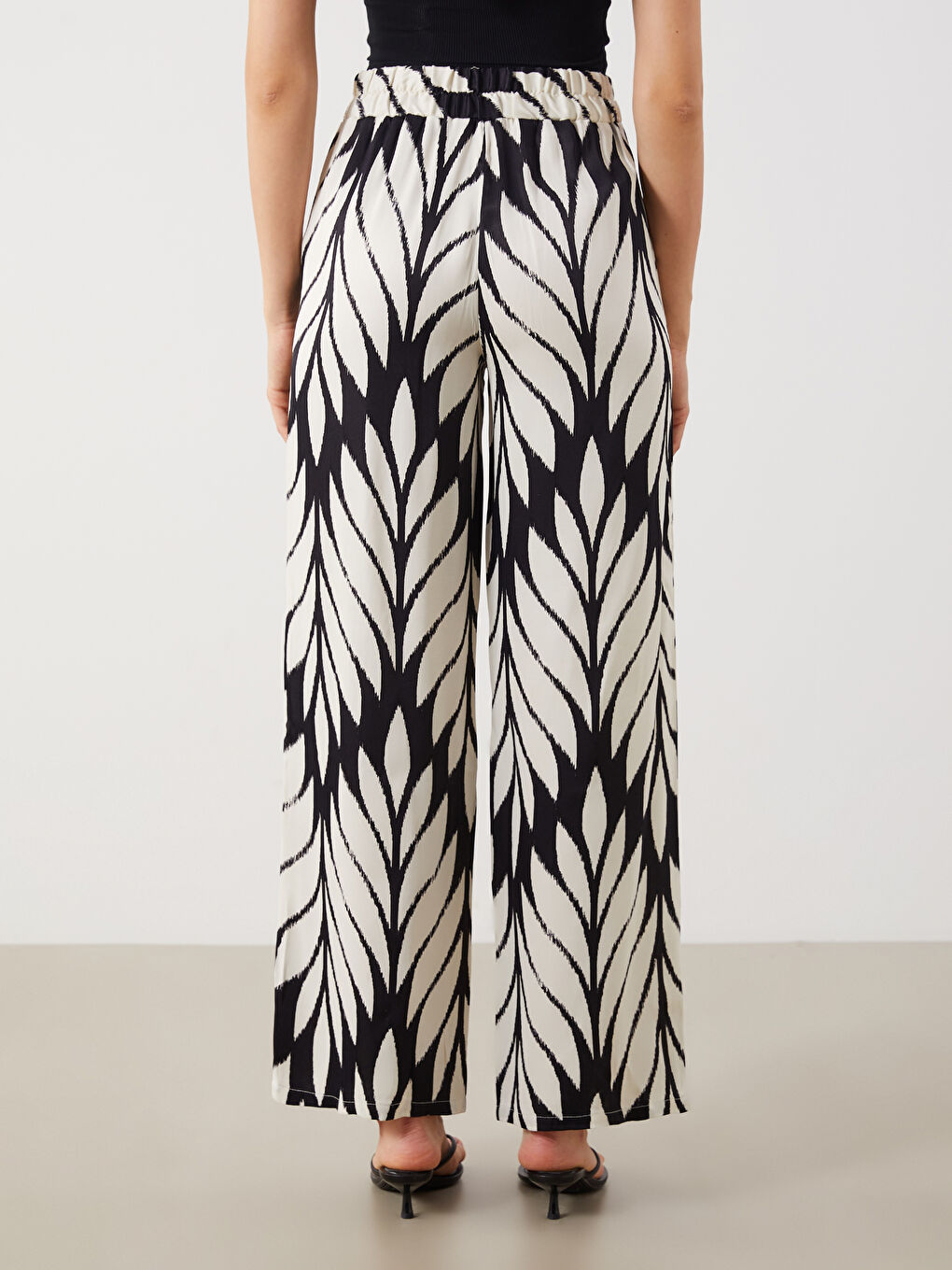 LCWAIKIKI Classic Elasticated Waist Patterned Wide Leg Women's Trousers -S5OI36Z8-LQJ