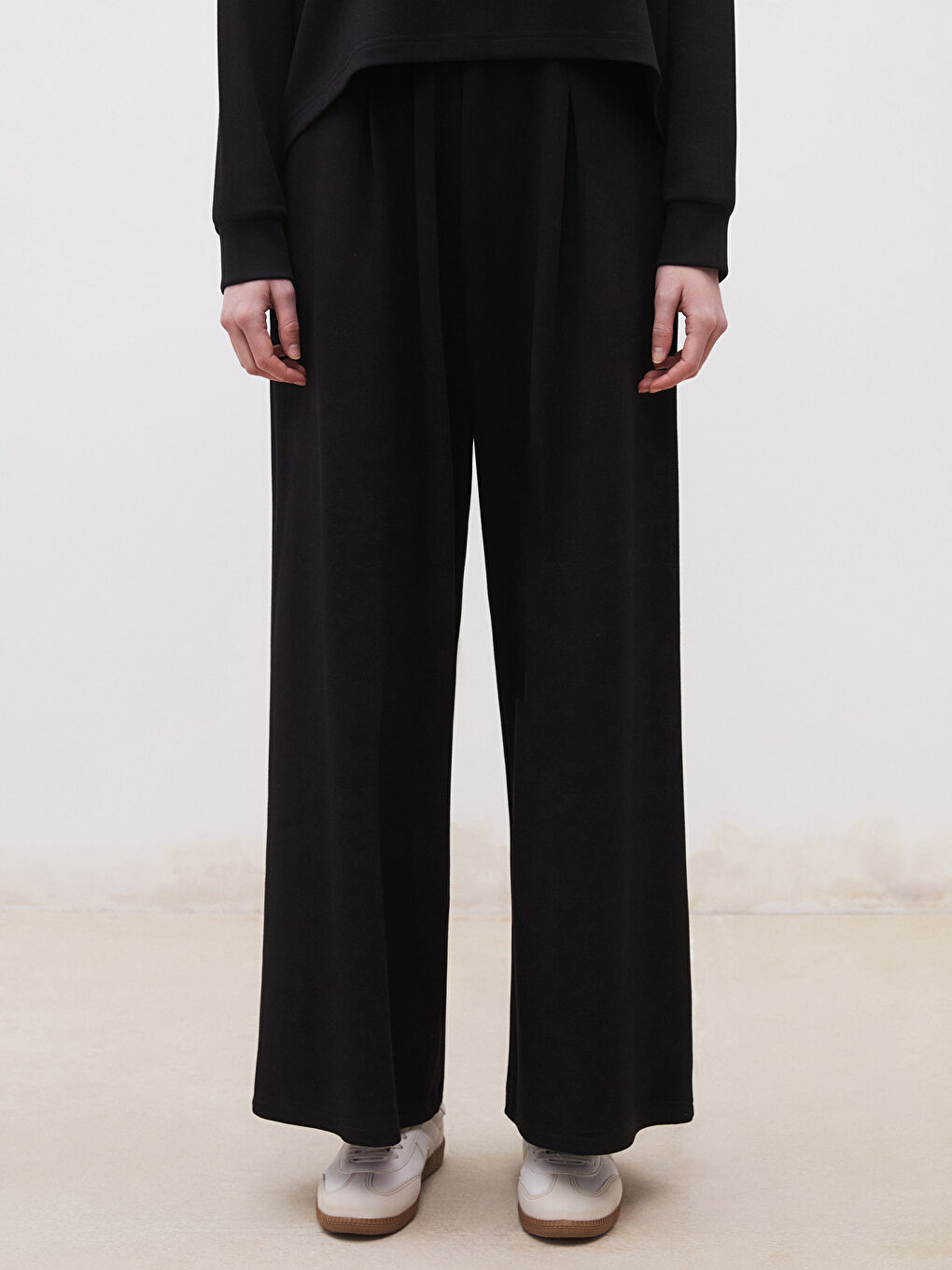 Siyah Beli Lastikli Geniş Paça Kadın Eşofman Altı-1