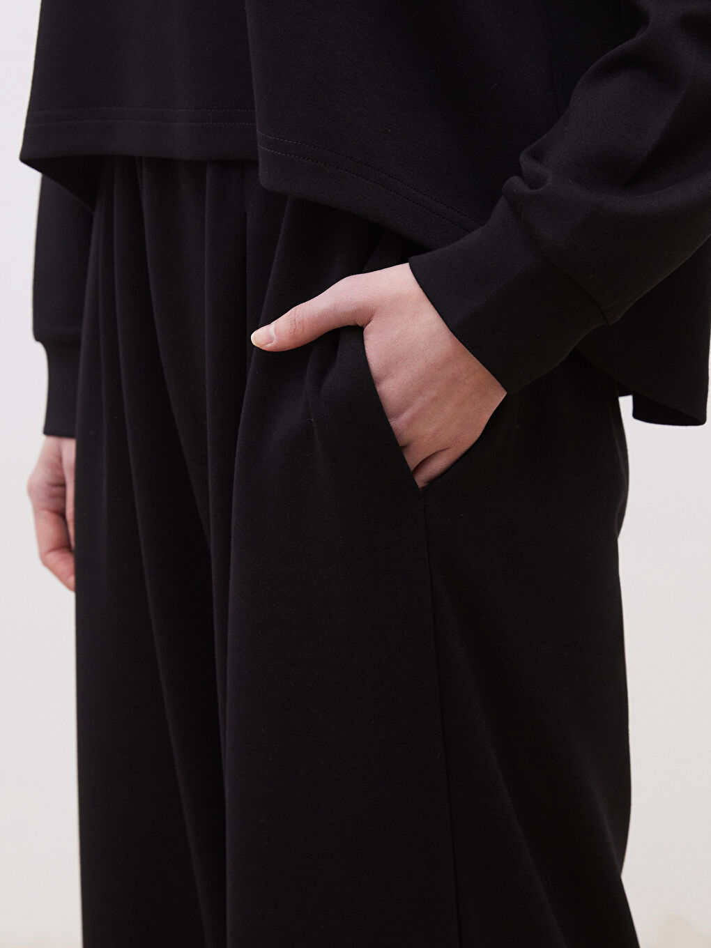 Siyah Beli Lastikli Geniş Paça Kadın Eşofman Altı-2