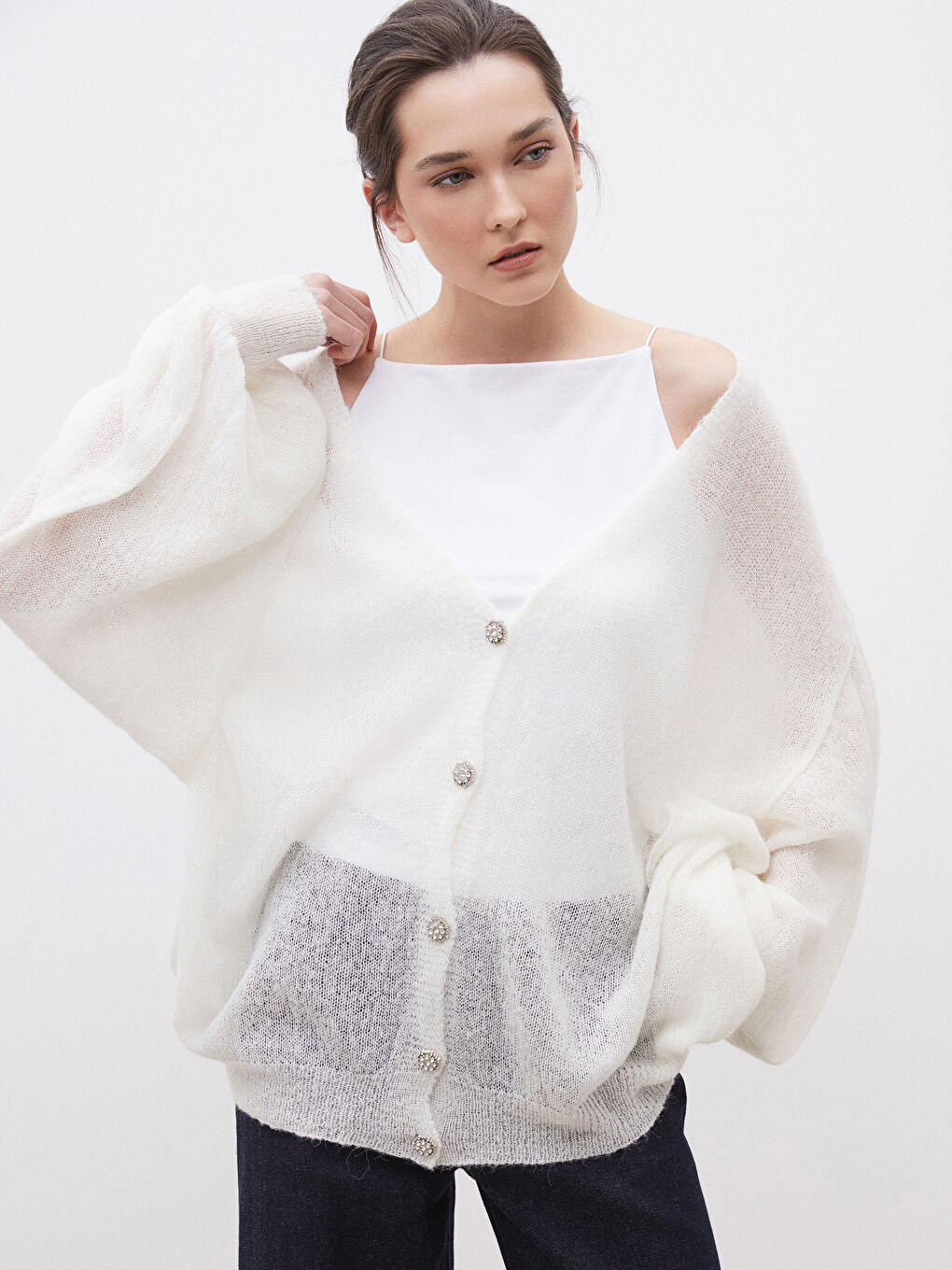 Beyaz V Yaka Yün Karışımlı Kadın Triko Hırka