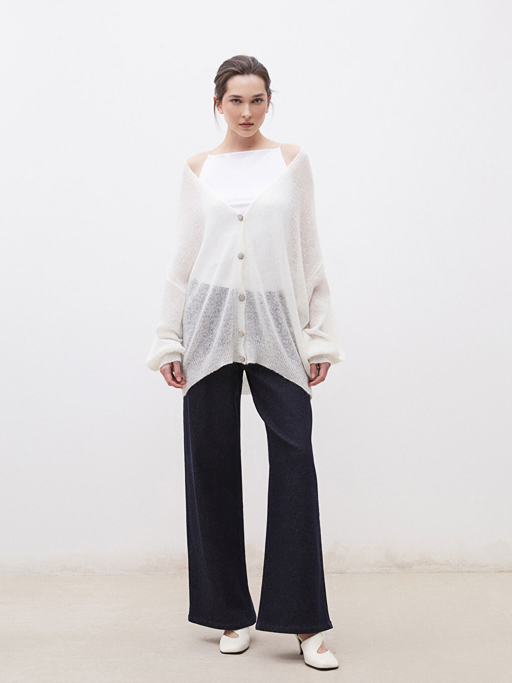 Beyaz V Yaka Yün Karışımlı Kadın Triko Hırka-1