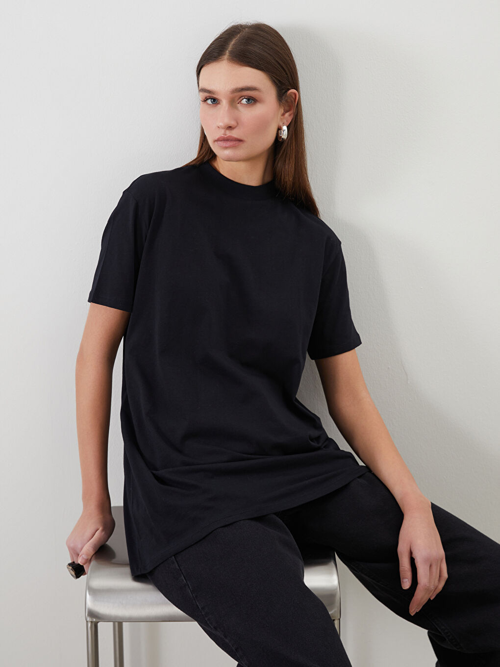 Siyah Dik Yaka Kadın Tişört
