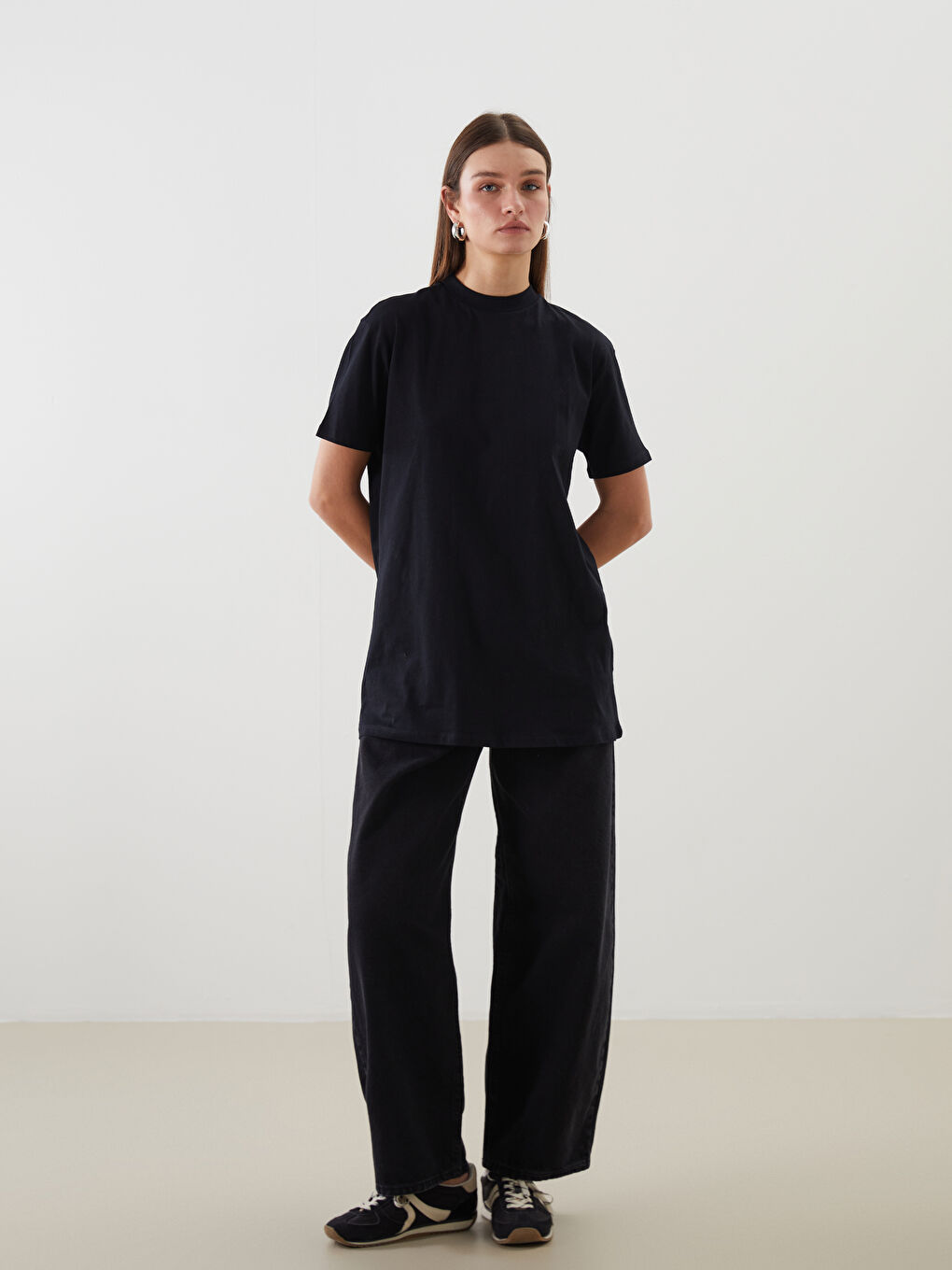 Siyah Dik Yaka Kadın Tişört-1