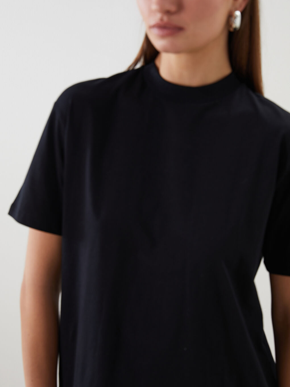 Siyah Dik Yaka Kadın Tişört-2