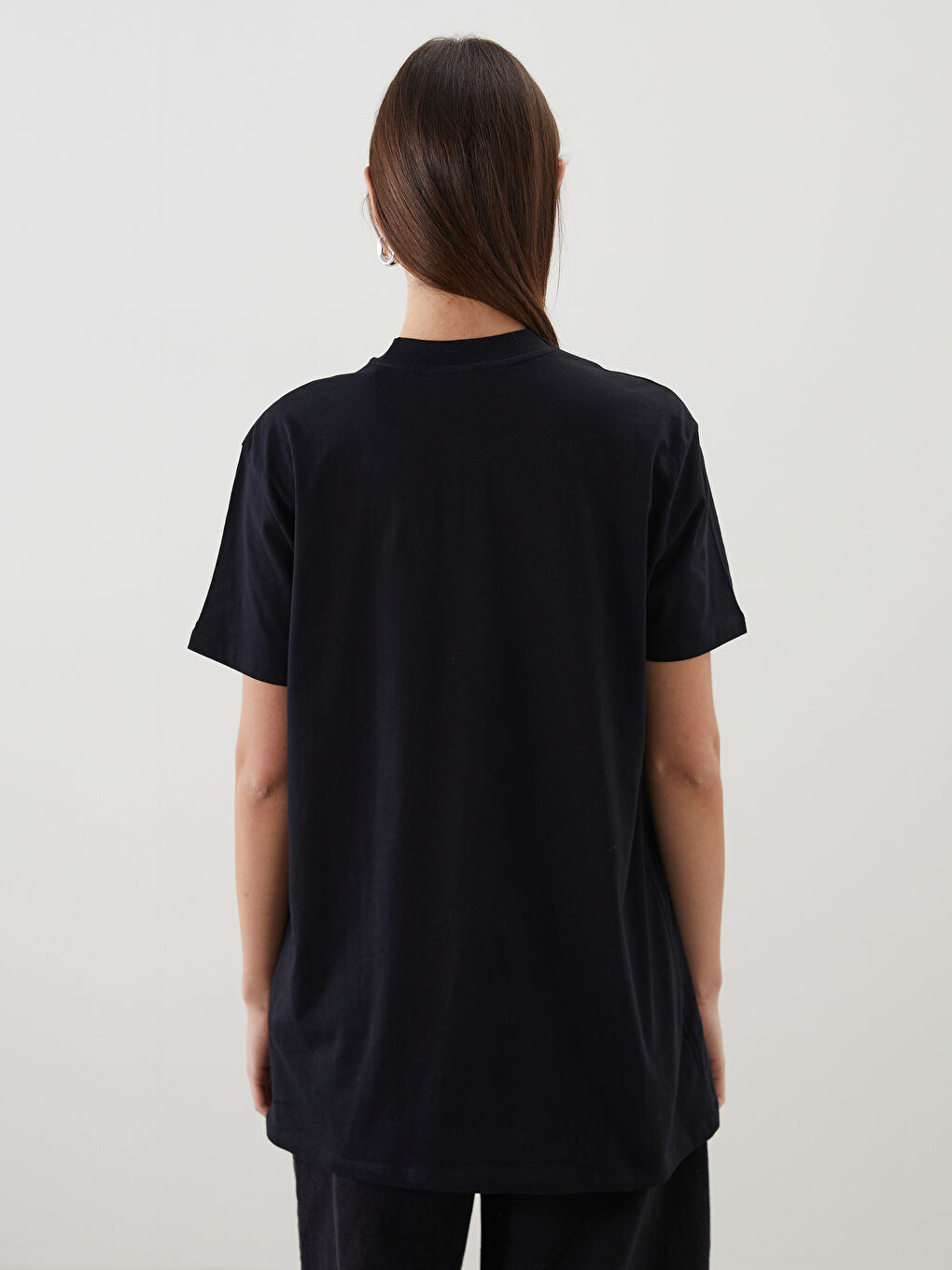 Siyah Dik Yaka Kadın Tişört-3