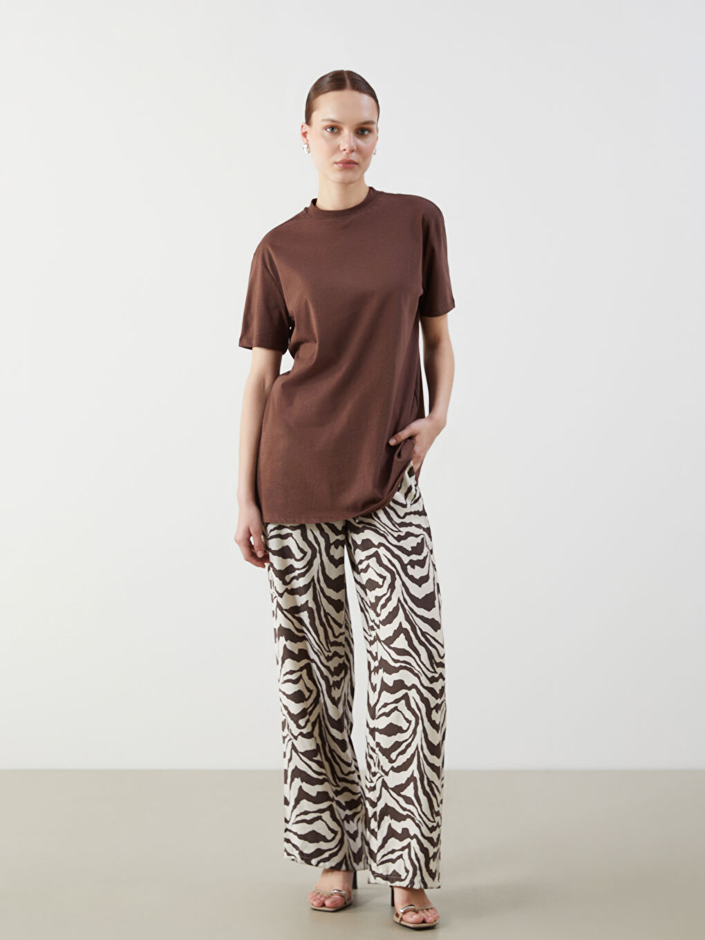 Kahverengi Dik Yaka Kadın Tişört-1