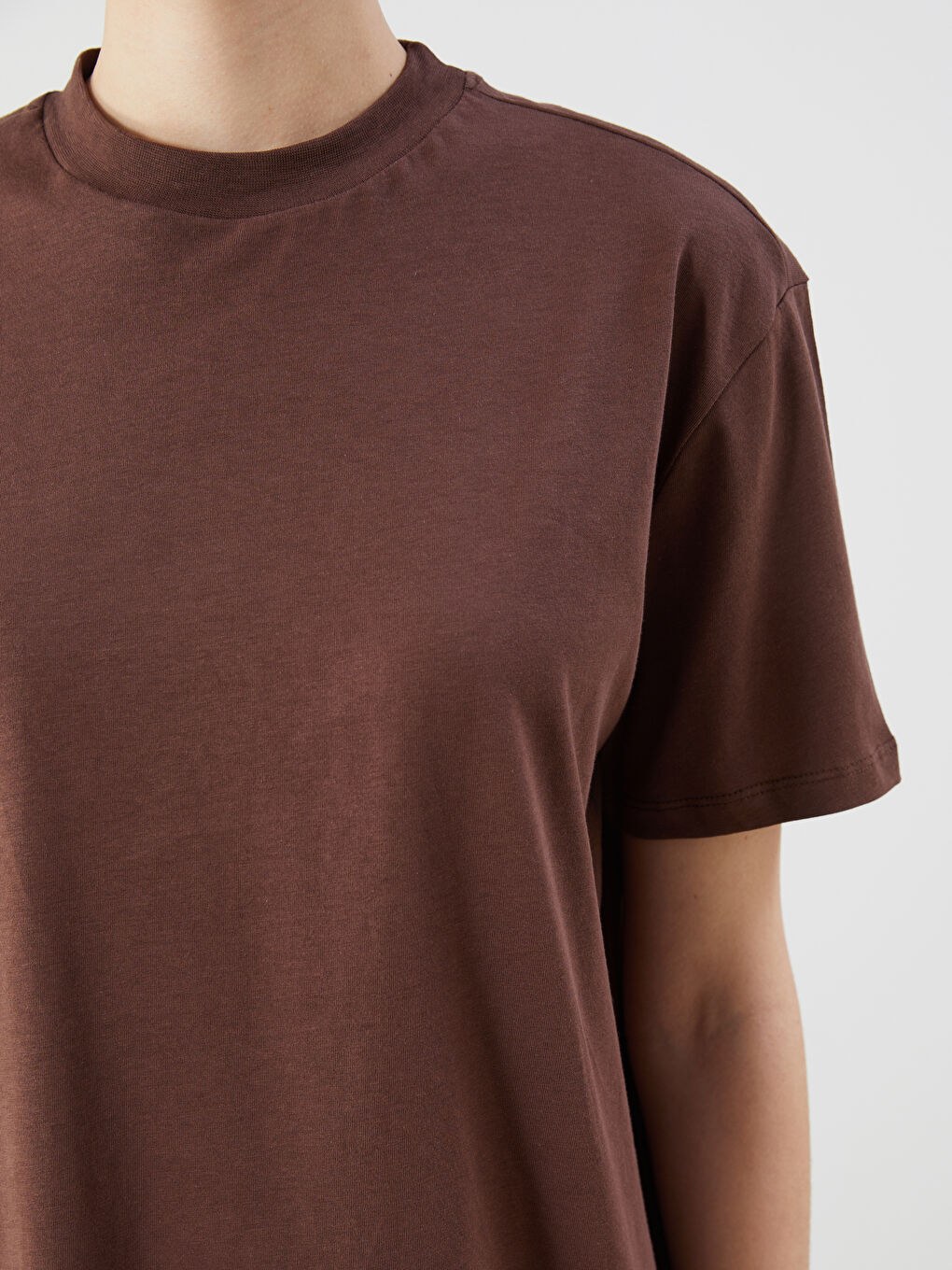 Kahverengi Dik Yaka Kadın Tişört-2