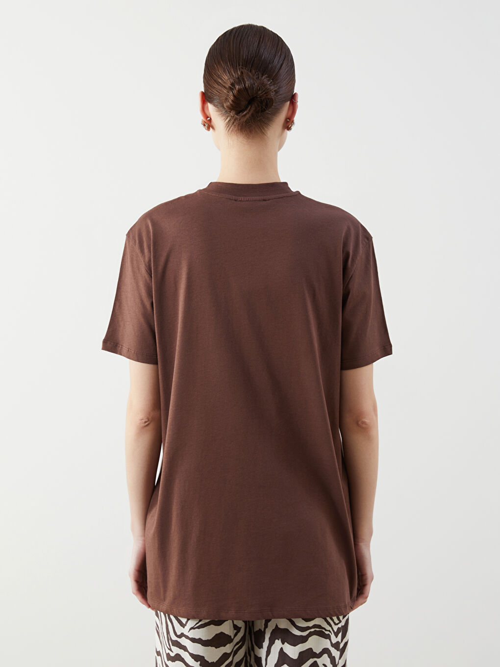 Kahverengi Dik Yaka Kadın Tişört-3