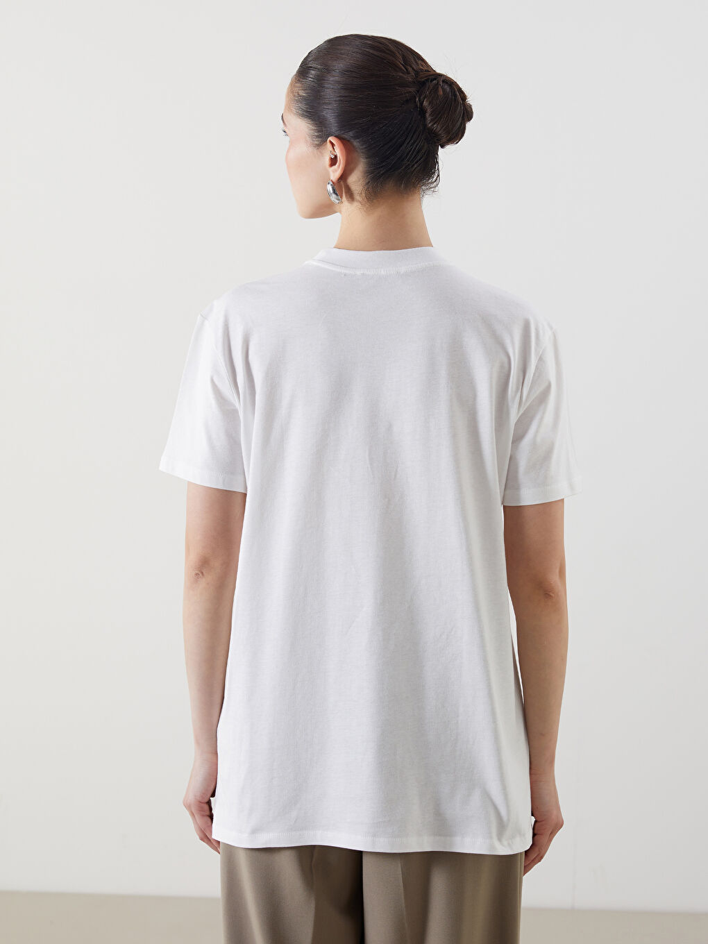 Ekru Dik Yaka Kadın Tişört-3