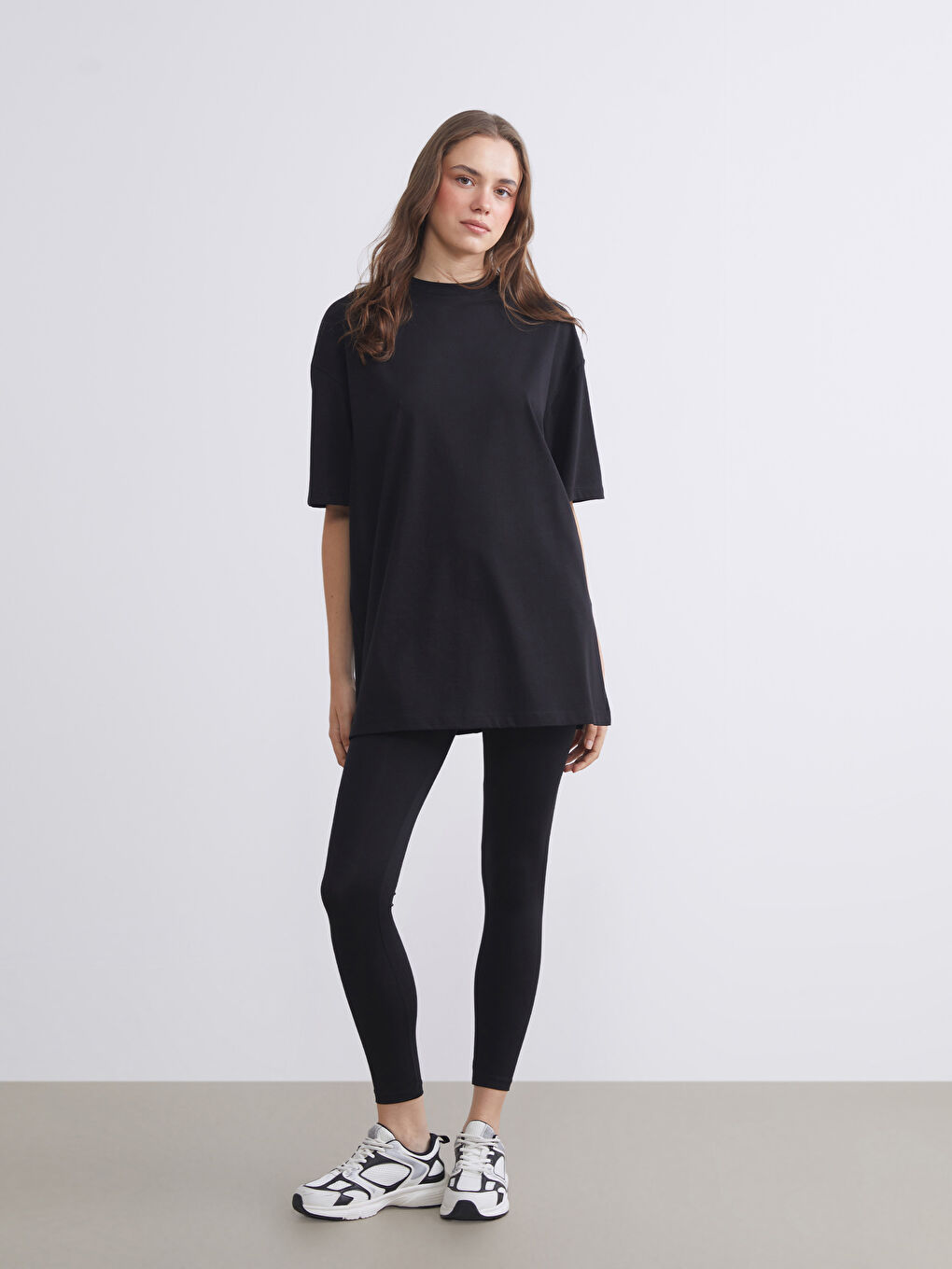 Siyah Bisiklet Yaka Kadın Tişört-1