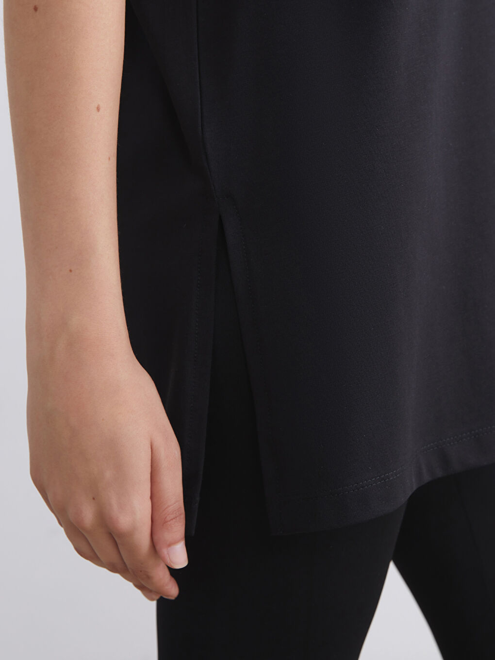 Siyah Bisiklet Yaka Kadın Tişört-2