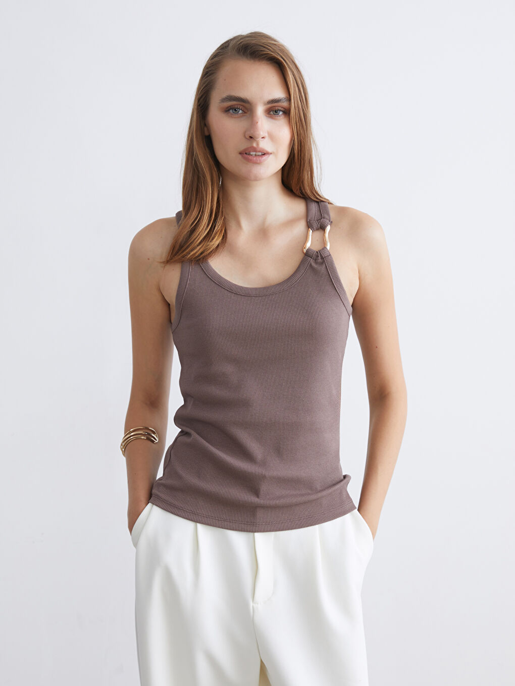 Kahverengi U Yaka Kadın Atlet