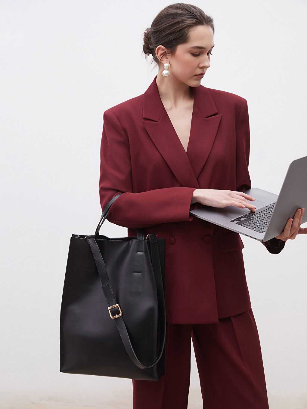 Siyah Deri Görünümlü Kadın Kol Çantası-1