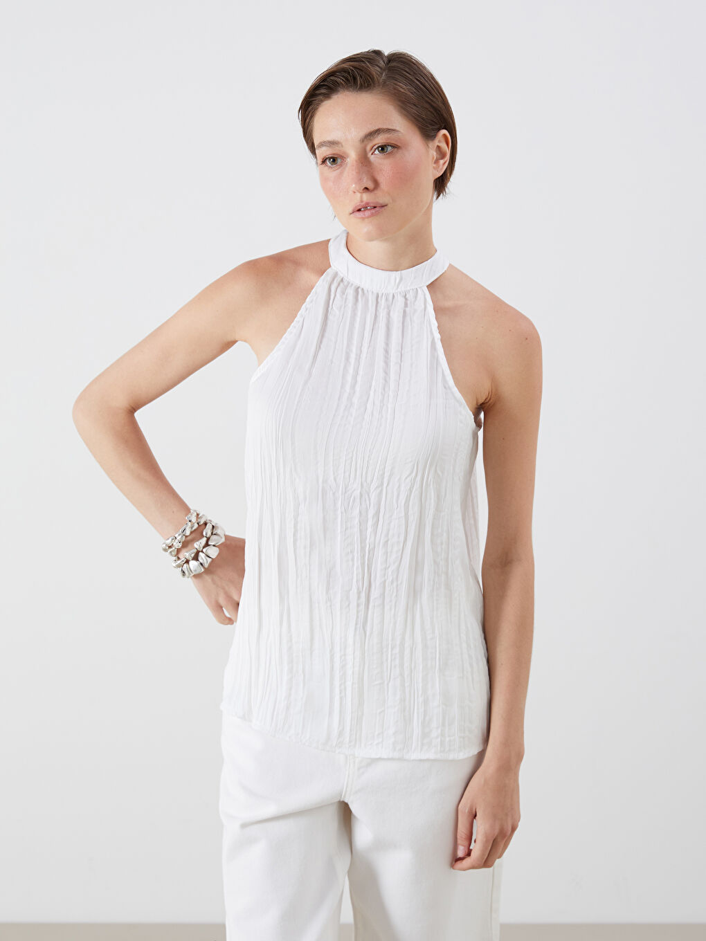 Bluza od satena sa halter kragnom i naborima