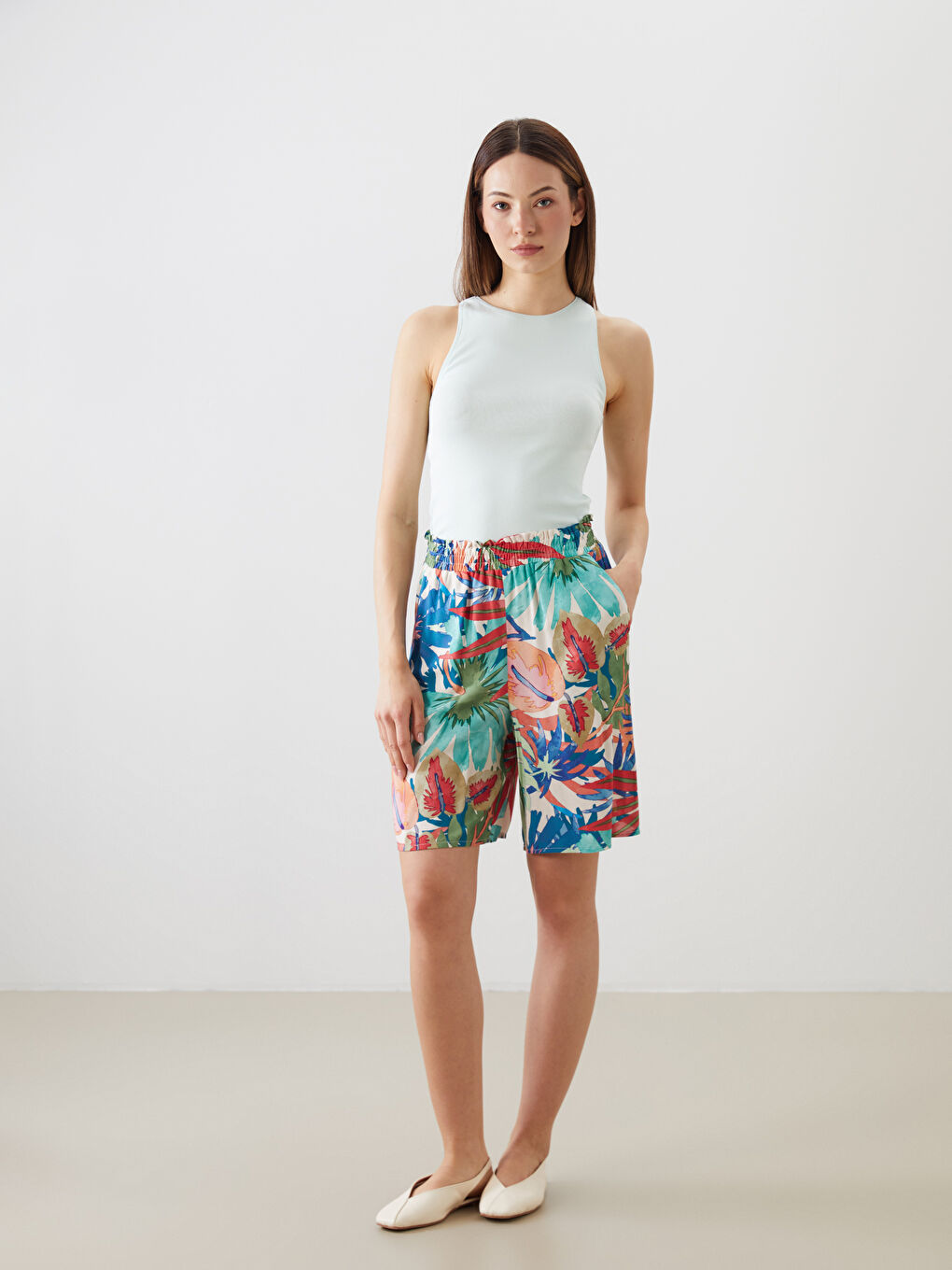 LCWAIKIKI Classic Elasticated Waist Floral Women's Shorts -S5OP37Z8-F9C